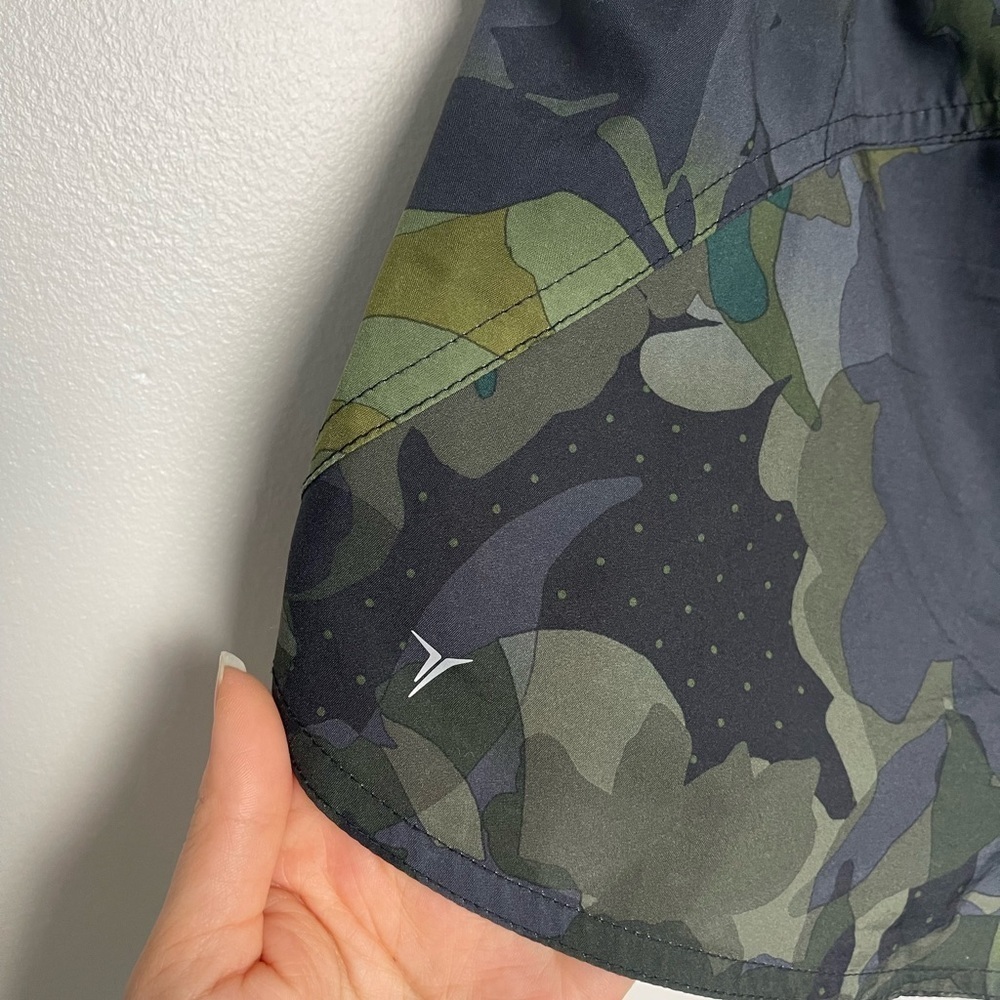 Old Navy Go Dry Mid-Rise Dolphin Hem Run Shorts For Women Dot Camo - Picture 8 of 8